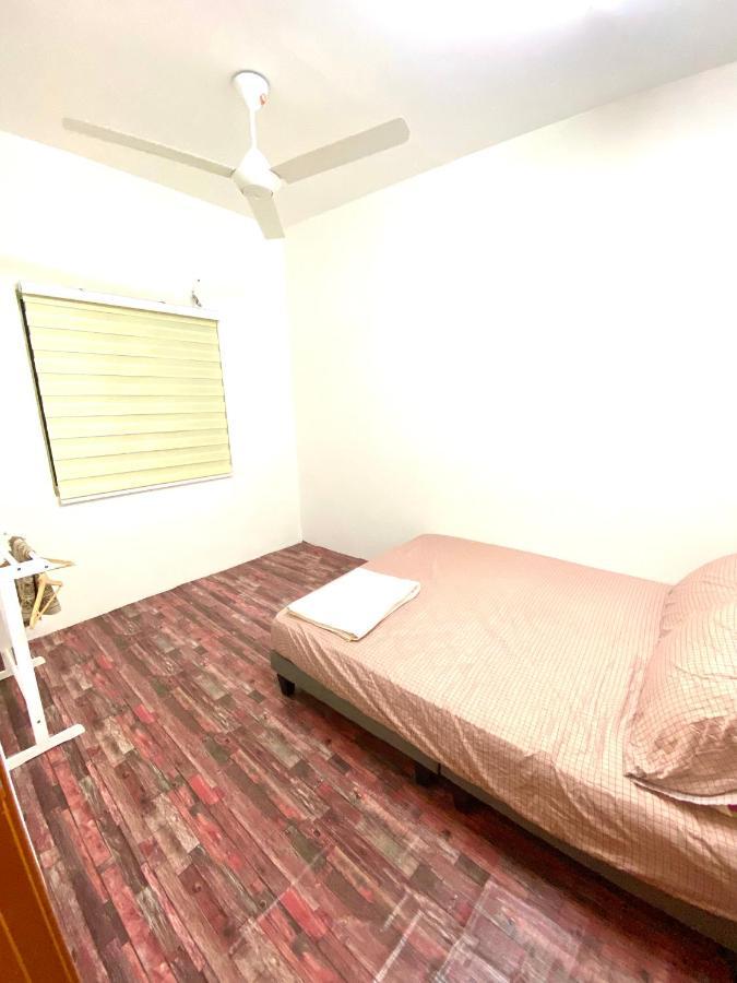 Raees Homestay Kampong Tanjong Minyak Exterior photo